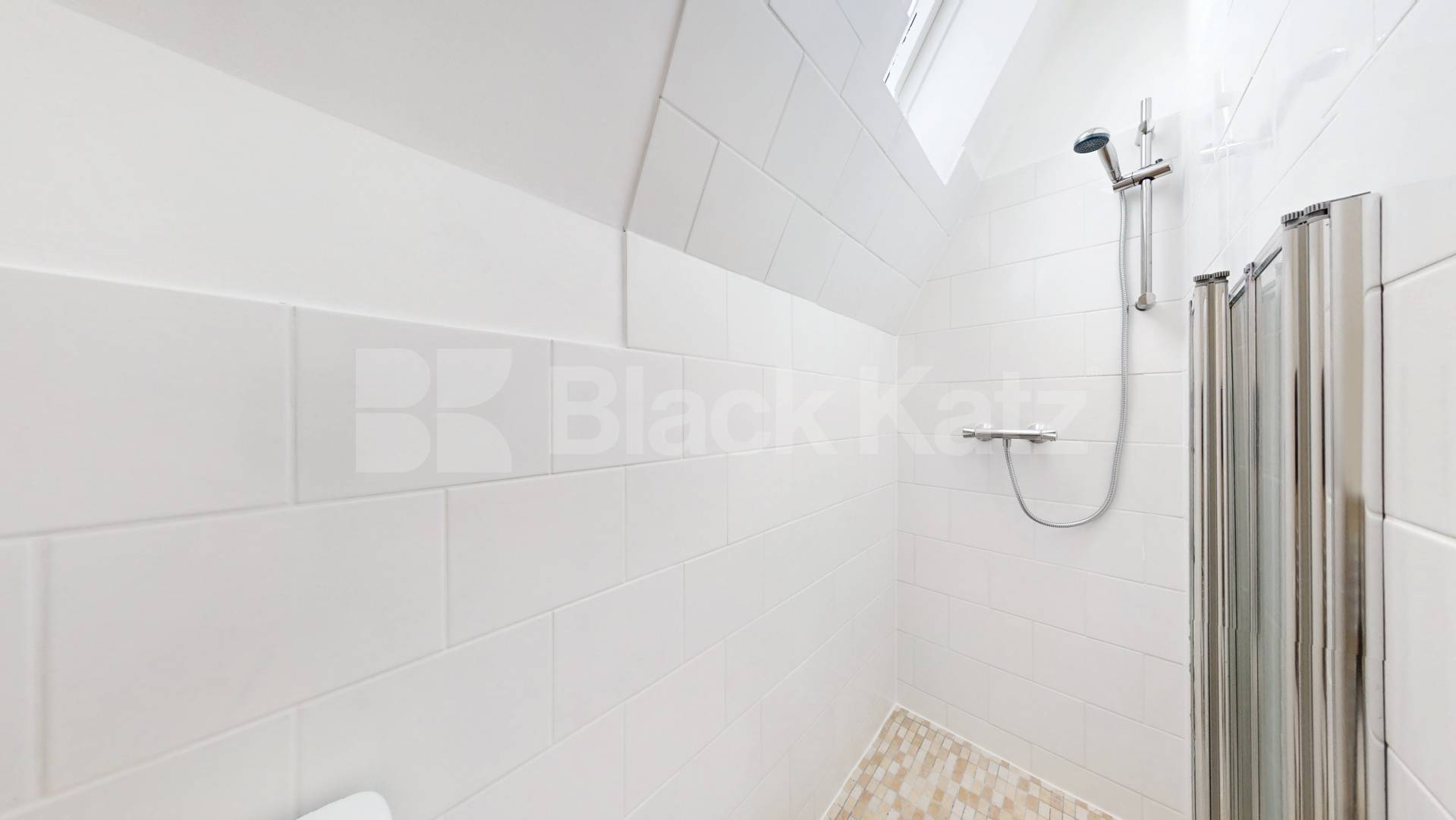 Modern & Spacious 1 bedroom property with communal terrace Myddleton Road, Bounds Green